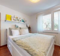 Helles Schlafzimmer in einer 3-Zimmer-Wohnung mit Holzboden und großem Fenster.