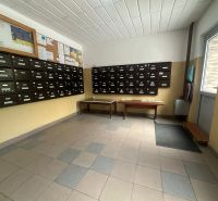 Eingangsbereich mit Briefkästen und Pinnwänden eines 2-Zimmer-Wohnung.
