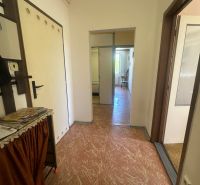 Der Flur in einer 2-Zimmer-Wohnung mit einfacher Einrichtung und Linoleum auf dem Boden.