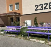 Bänke vor dem Wohnhaus in der Pavla Országha Hviezdoslava Straße in Topoľčany.