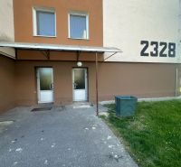 Eingang zum Wohnhaus in der Pavla Országha Hviezdoslava Straße in Topoľčany, geeignet für eine 2-Zimmer-Wohnung.