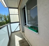 Balkon mit Fliesen und Geländer in einer 2-Zimmer-Wohnung.