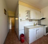 Küchenecke mit weißen Schränken und Herd in einer 2-Zimmer-Wohnung.