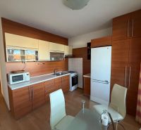 Küche in einer 3-Zimmer-Wohnung mit Holzelementen und moderner Ausstattung.
