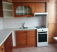 Küche in einer 3-Zimmer-Wohnung mit einer Küchenzeile in Holzdekor.