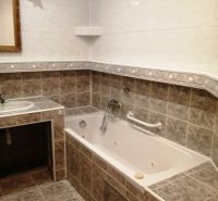 Badezimmer mit Fliesen und Badewanne in einer 3-Zimmer-Wohnung.