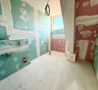 Badezimmer in einer 2-Zimmer-Wohnung mit Vorbereitung für die Installation, der Boden wartet auf die Endbearbeitung.