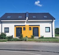 Einfamilienhaus in der Hviezdoslavova-Straße in Senec mit einem farbigen Element an der Fassade.