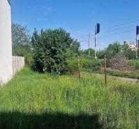Höfe von Einfamilienhäusern in der Hviezdoslavova-Straße in Senec, getrennt durch eine Eisenbahnstrecke.