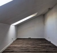 Dachgeschosszimmer mit Holzboden in einem Einfamilienhaus.