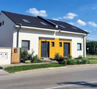 Ein Einfamilienhaus in der Hviezdoslavova-Straße in Senec mit bunter Fassade und Garten.