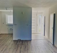 Innenraum eines Einfamilienhauses mit Holzboden und hellen Wänden.