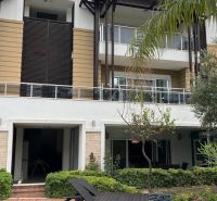 Gebäude mit Glasbalkonen und Grünflächen in Side, Türkei - Besondere Immobilien.