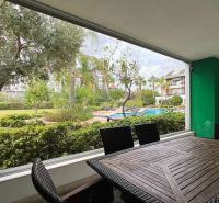 Überdachte Terrasse mit Gartenmöbeln und Blick auf den Pool in Side, Türkei.
