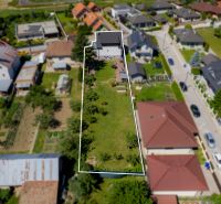 Luftaufnahme eines weitläufigen Grundstücks eines Einfamilienhauses in der Jahodová-Straße in Trenčín.