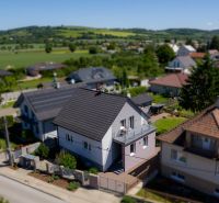 Einfamilienhaus in der Jahodova-Straße in Trenčín mit Terrasse und gepflegtem Garten.