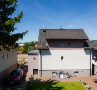 Ein Einfamilienhaus in der Jahodová-Straße in Trenčín mit Hof, Auto und Grünflächen.