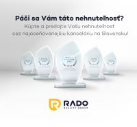 Auf dem Bild sind Auszeichnungen für die Immobilienagentur RADO Reality Group.