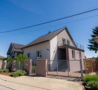 Einfamilienhaus in der Jahodová-Straße in Trenčín mit Zugang durch ein Tor und Umzäunung.
