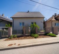 Einfamilienhaus in der Jahodová-Straße in Trenčín mit gepflegtem Vorgarten und Tor.
