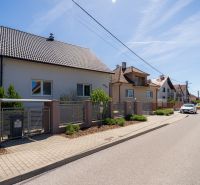 Einfamilienhaus in der Jahodová-Straße in Trenčín mit gepflegtem Garten und gepflastertem Gehweg.