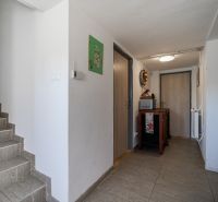 Eingangsflur eines Einfamilienhauses mit Holzboden und Treppe.