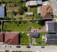 Luftaufnahme eines Gartens und eines Einfamilienhauses in der Jahodová-Straße in Trenčín.