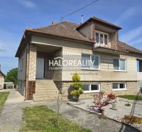 Ein Einfamilienhaus in Dolné Saliby mit einem schön gestalteten Garten und einem großzügigen Grundstück.