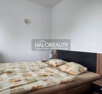 Ein Schlafzimmer mit einem bequemen Bett, einem Schrank und einem Fernseher in einem Einfamilienhaus.
