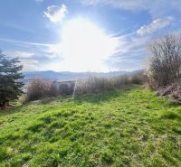 Grünes Grundstück in Azalková, Banská Bystrica, umgeben von Natur und blauem Himmel.