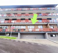 Ein Gebäude mit Balkonen und Steinfassade, Geschäftsräume in Donovaly, Bezirk Banská Bystrica.