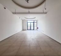 Interieur eines Geschäftslokals mit Fenster und weißen Wänden.
