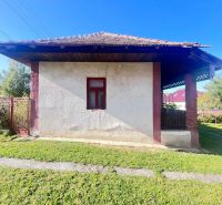 Ein Einfamilienhaus in Žirany, Bezirk Nitra, Region Nitra, Slowakei, umgeben von einem grünen Rasen.