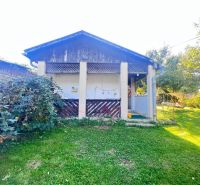 Ein Einfamilienhaus in Žirany, Bezirk Nitra, Region Nitra mit grünem Garten und Terrasse.