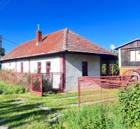 Ein Einfamilienhaus in Žirany, Bezirk Nitra, mit rotem Dach und Zaun.
