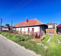 Einfamilienhaus in Žirany, Bezirk Nitra, Region Nitra mit rotem Dach und Garten.