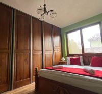 Schlafzimmer in der Villa mit großem Schrank, Bett, Bild und Holzdekor.