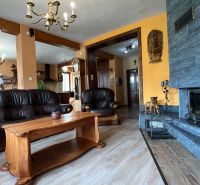 Ledersofa und Kamin, Boden mit Holzdekor, elegantes Interieur der Villa.