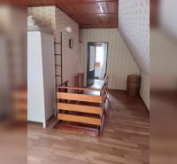 Dachzimmer mit Holzboden in einem Einfamilienhaus.