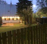 Einfamilienhaus in Horné Otrokovce in der Straße Horné Otrokovce mit beleuchteter Terrasse und Tor.