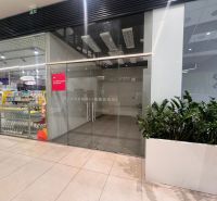 Glasfassade des Geschäftsraums im Einkaufszentrum mit Ankündigung über Renovierung.