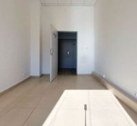Innenraum eines Büros mit weißen Wänden und hellem Keramikbodenbelag.