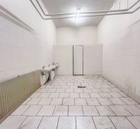 Innenräume von Lagern und Hallen mit weißen Wänden, zwei Waschbecken und gefliestem Boden.