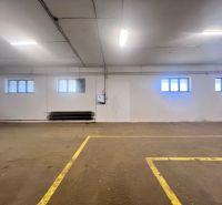 Leere Halle mit Fenstern und Bodenmarkierungen. Lager und Hallen.