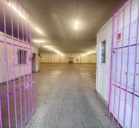 Raum mit Gitter und Beleuchtung, der für Lager und Hallen dient.