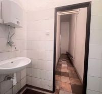 Badezimmerinterieur in Lagerhallen mit Waschbecken und Wandwassererhitzer.