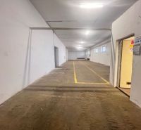 Innenräume von Lagern und Hallen mit gelben Linien auf dem Boden, weißen Wänden, energiesparender Beleuchtung.