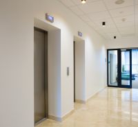 In den Büros ist ein Flur mit Aufzügen und hellem Marmorboden zu sehen.