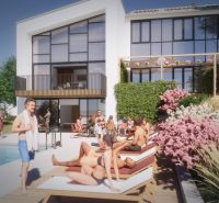 Außenbereich einer Ferienwohnung in Zemplínska Šírava mit Menschen am Pool und Garten.