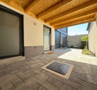 Eingangsterrasse eines Einfamilienhauses in Orviský Kút in Piešťany mit Pflastersteinen und Holzdecke.